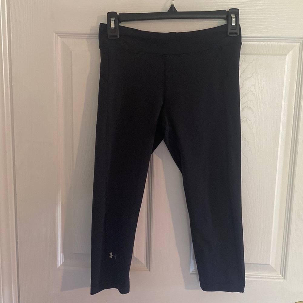 Women’s Under Armour capris leggings.